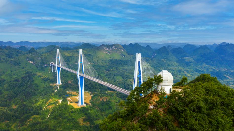 （图片1）在天空之桥服务区可近距离观赏平塘大桥 受访者 供图.jpg