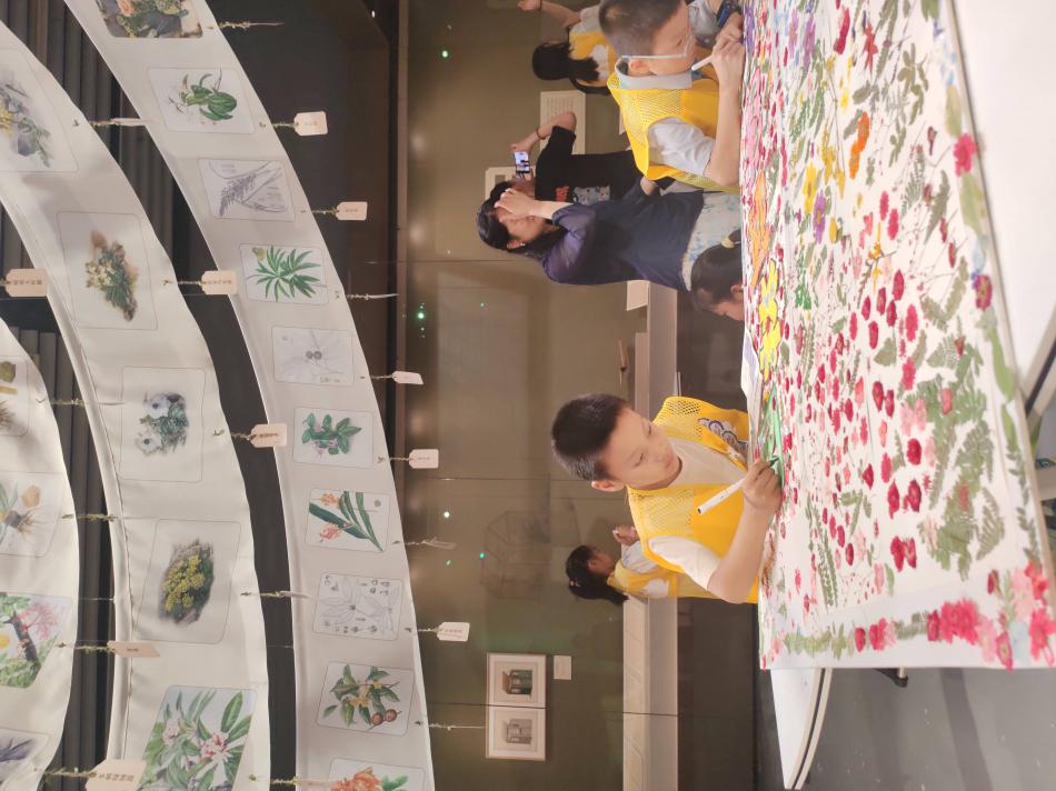 （图片2）青少年在中国园林博物馆体验压画 记者 曹燕 摄.jpg