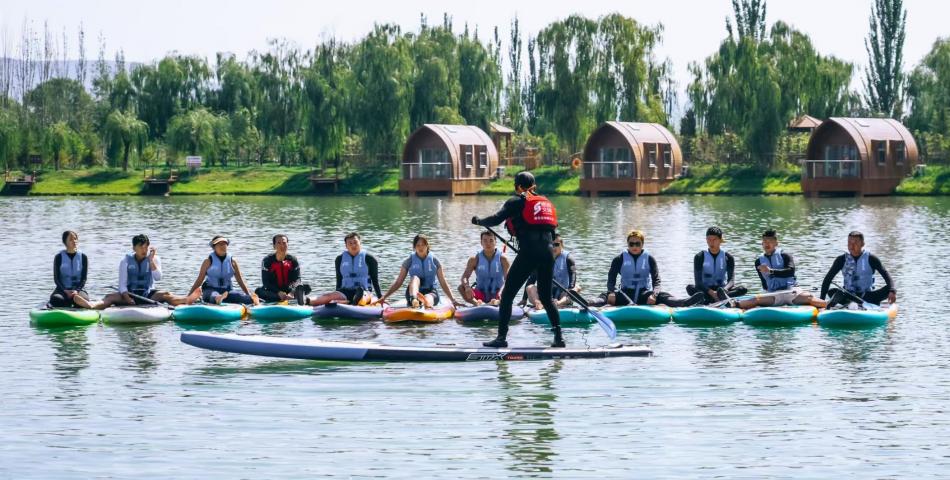 （图片3）游客在甘肃洮河如意湾太石交旅融合服务区体验水上运动项目 受访者 供图.jpg